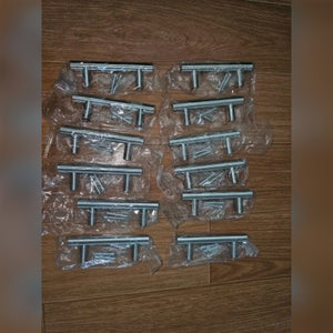 Foto di un cliente: le 12 maniglie da 64 mm, ognuna nella sua bustina con due viti