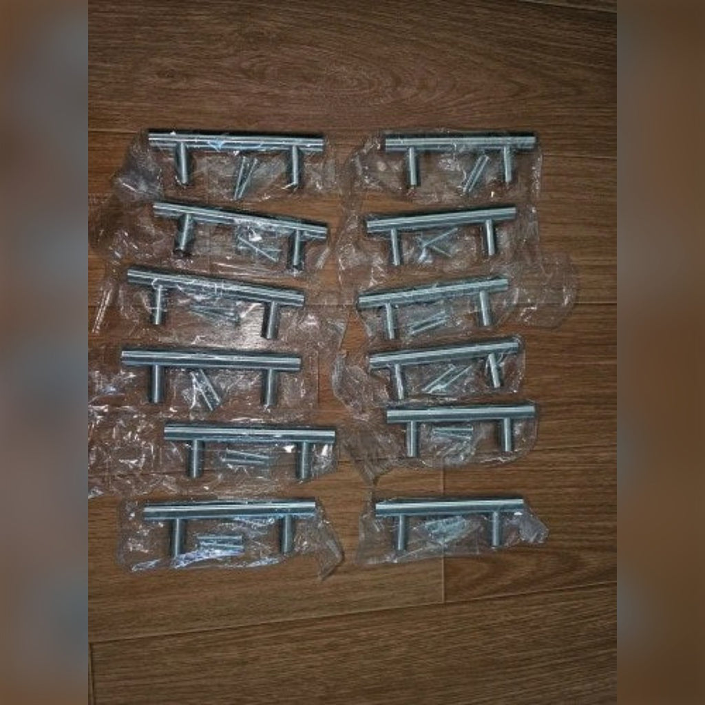 Foto di un cliente: le 12 maniglie da 64 mm, ognuna nella sua bustina con due viti