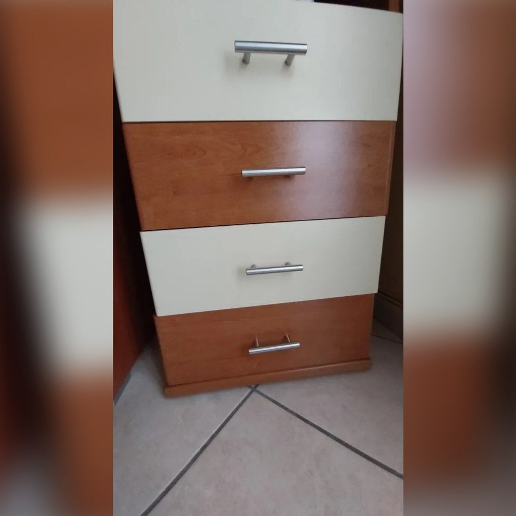 Foto di un cliente: maniglie da 64 mm in acciaio spazzolato montate su una cassettiera