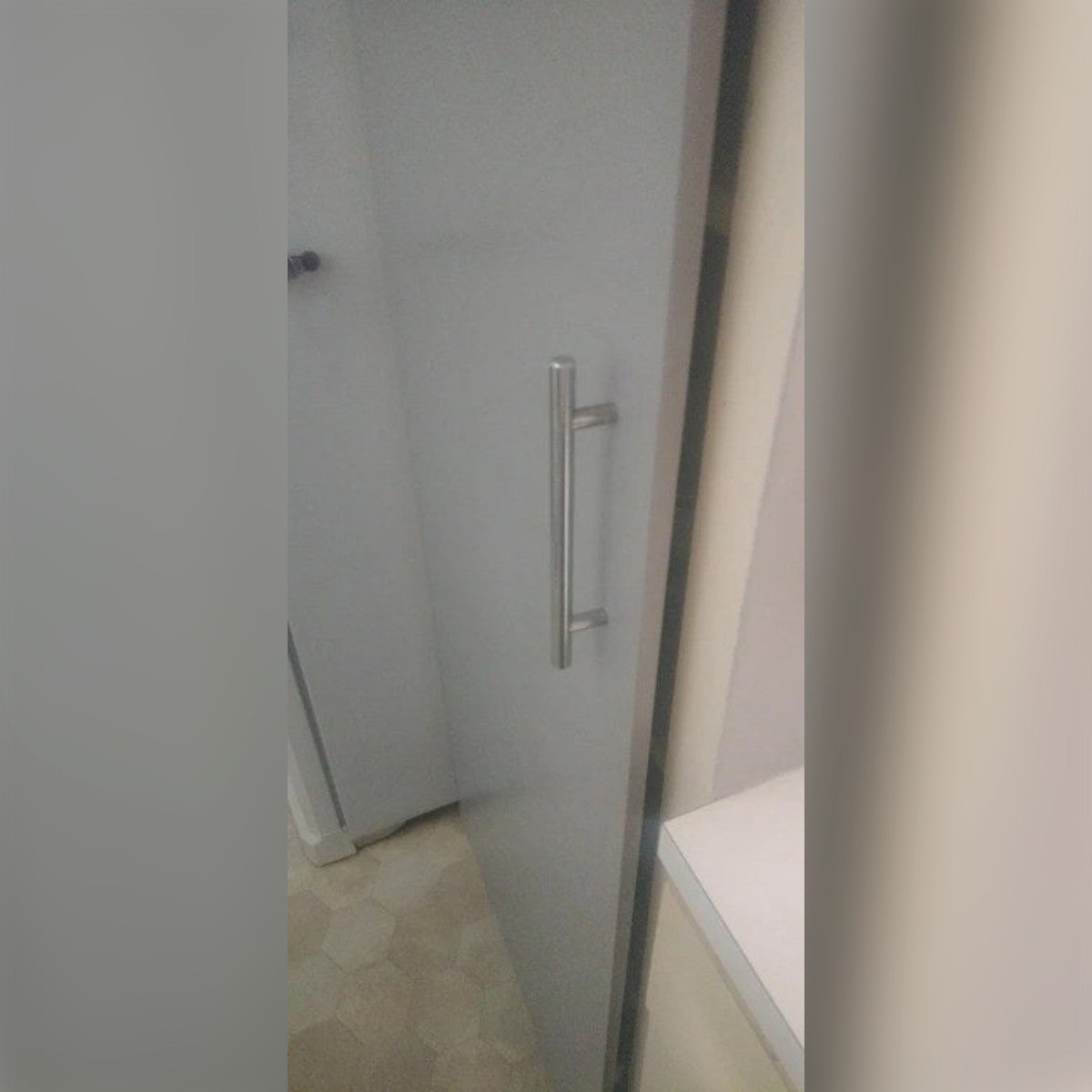 Foto di un cliente: una maniglia da 64 mm montata in verticale su un'anta