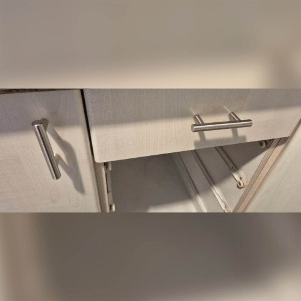 Foto di un cliente: maniglie da 64 mm su un cassetto e su un'anta della cucina