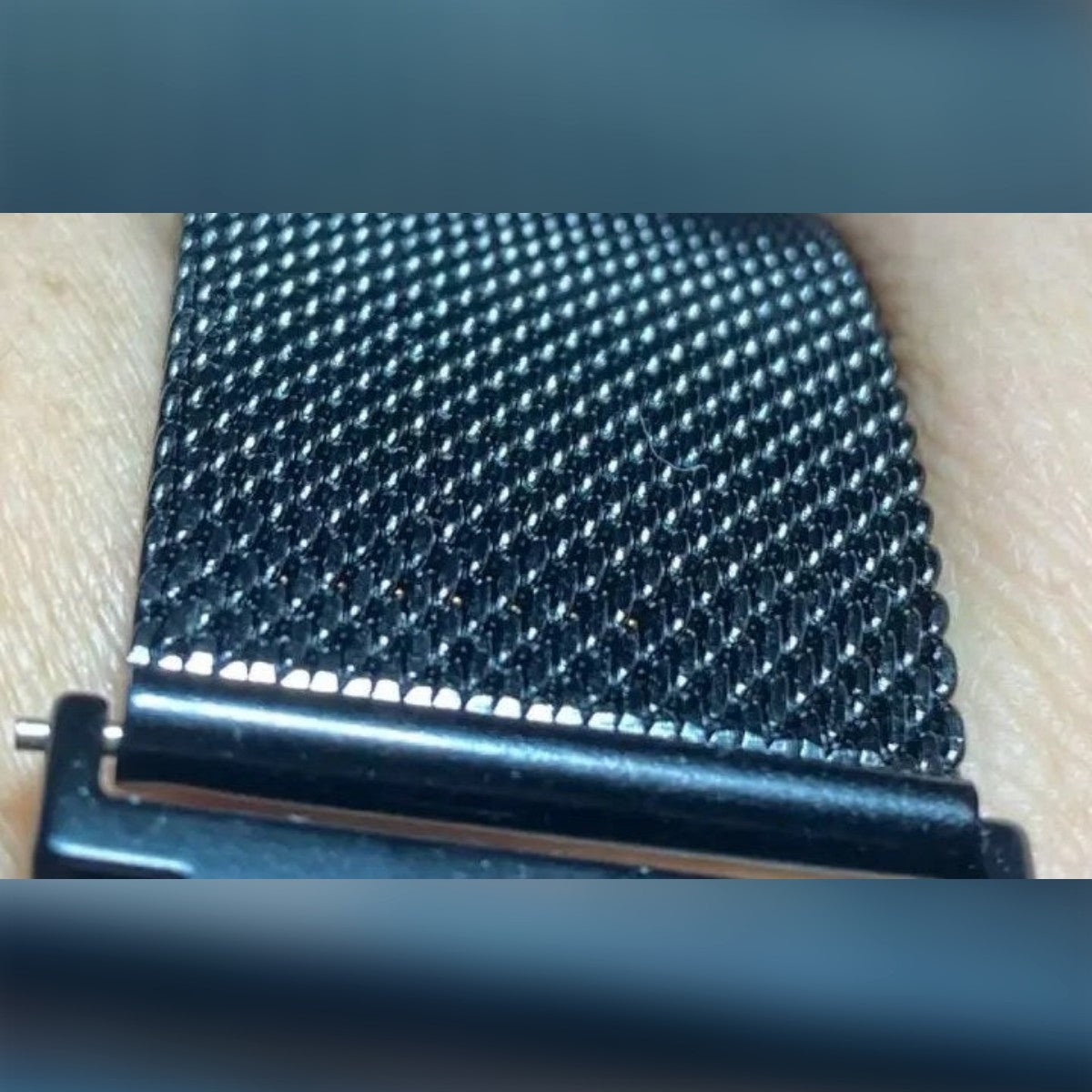 Foto di un cliente: la maglia d'acciaio nera da 0,6 mm vista da vicino (versione da 22 mm)