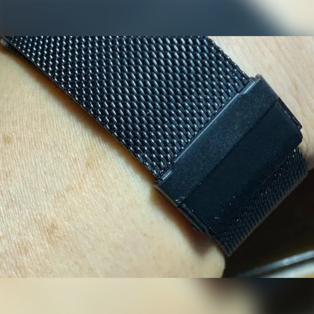 Foto di un cliente: cinturino nero con chiusura pieghevole visto di lato (versione da 22 mm)