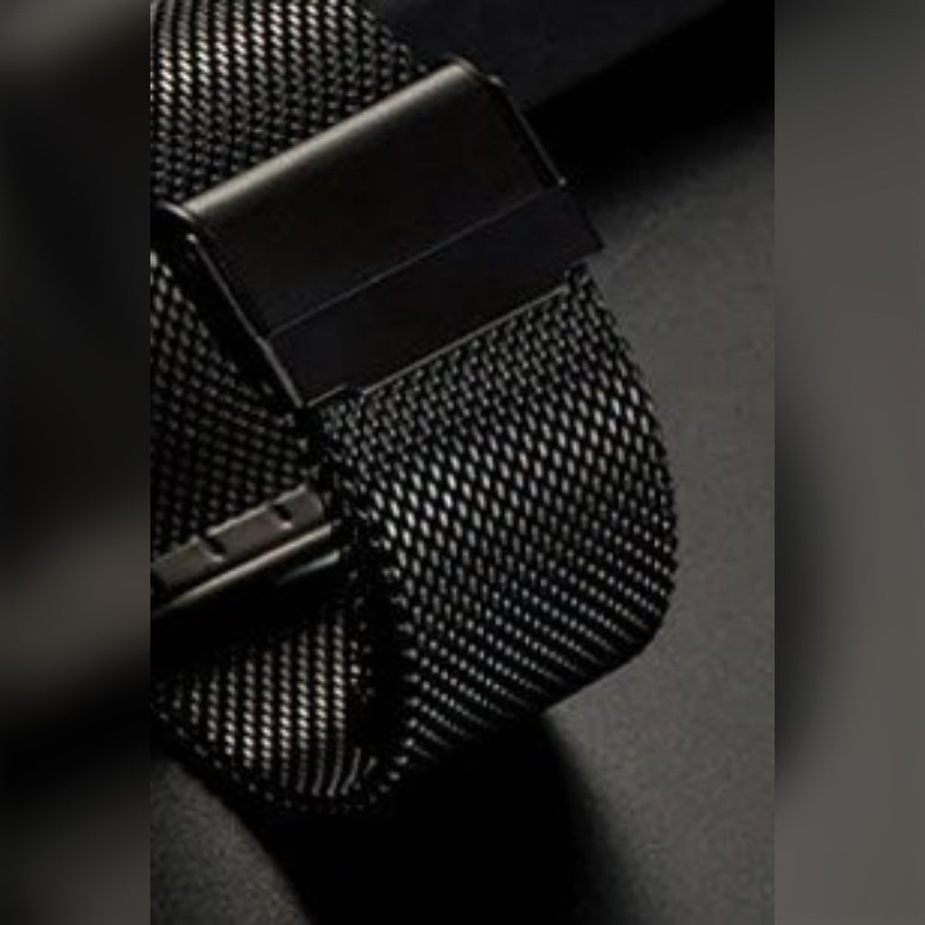 Cinturino milanese nero con chiusura pieghevole su fondo scuro