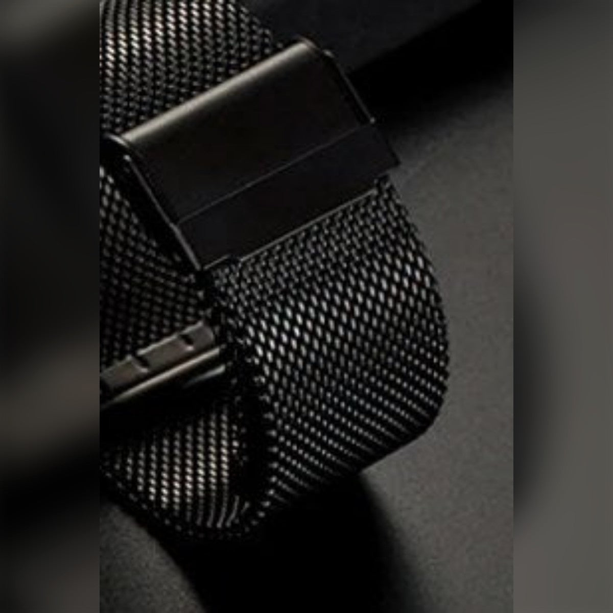 Cinturino milanese nero con chiusura pieghevole su fondo scuro