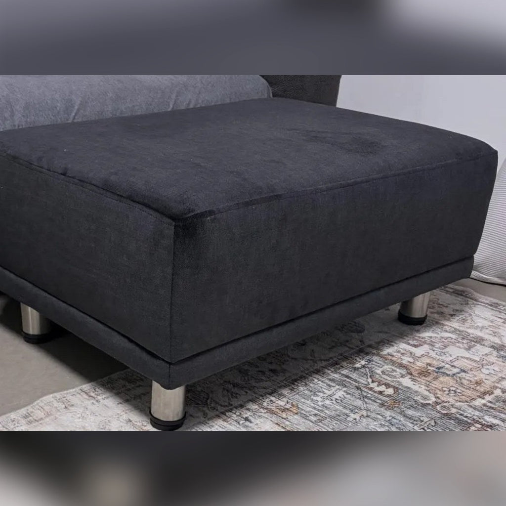 Foto di un cliente: un pouf su quattro piedini d'acciaio – nella foto la versione da 10 cm