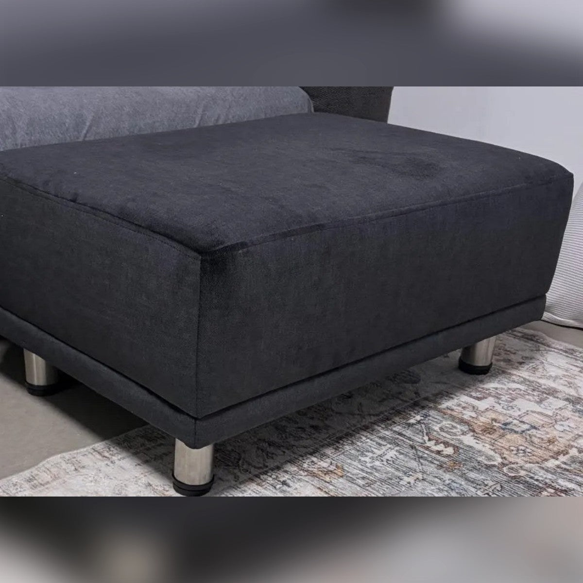 Foto di un cliente: un pouf su quattro piedini d'acciaio – nella foto la versione da 10 cm