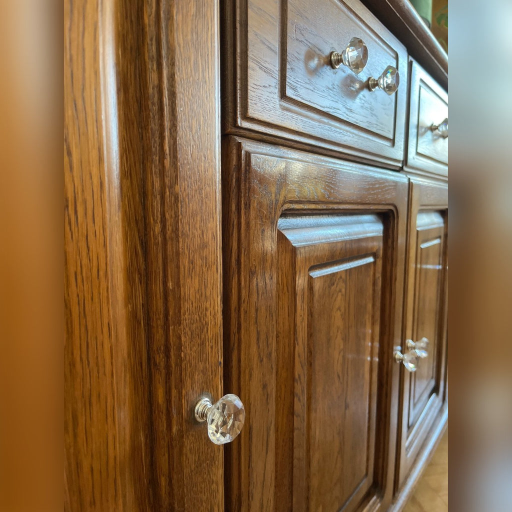 Foto di un cliente: i pomelli in vetro sui cassetti e sulle ante di una credenza in rovere