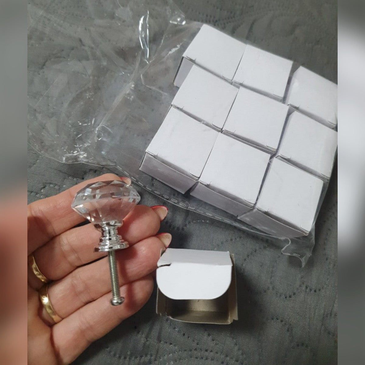 Foto di un cliente: un pomello in vetro con la sua vite e le scatoline singole