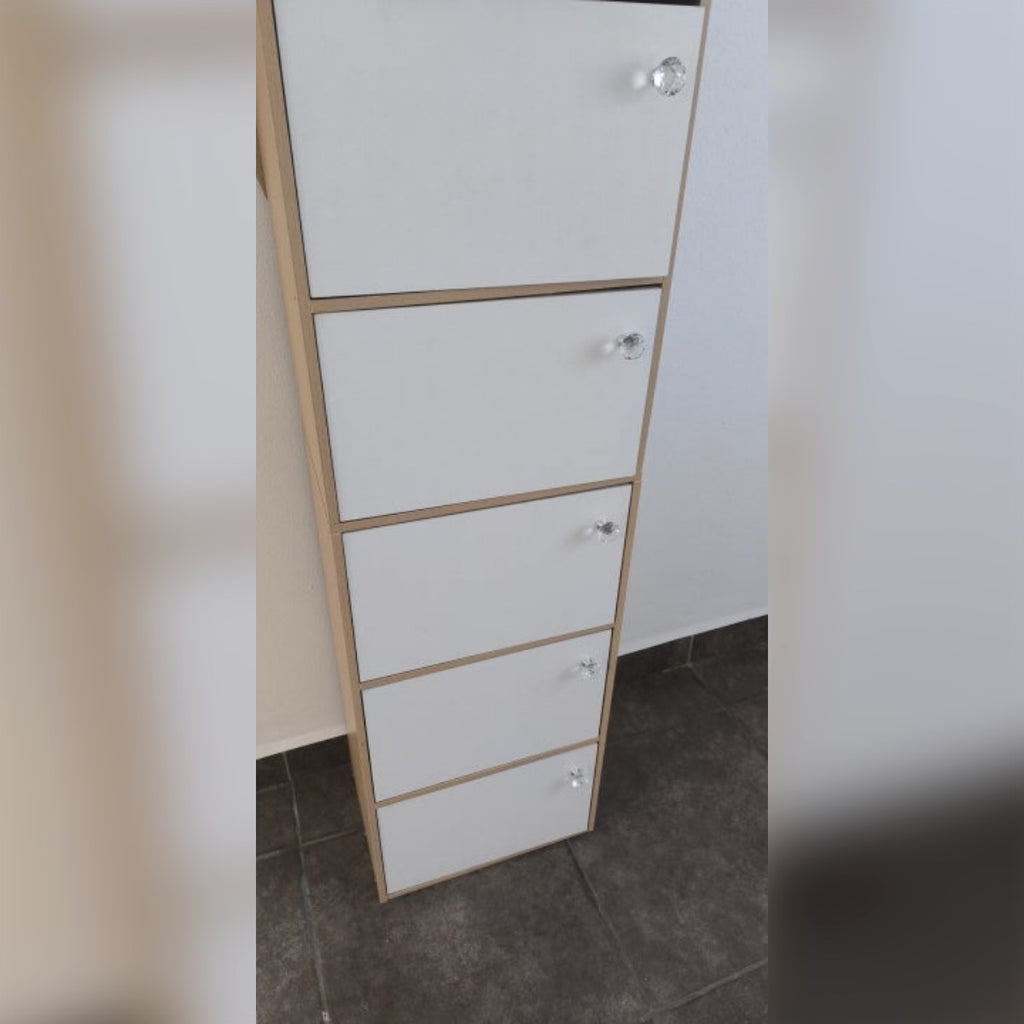 Foto di un cliente: i pomelli in vetro su una cassettiera bianca