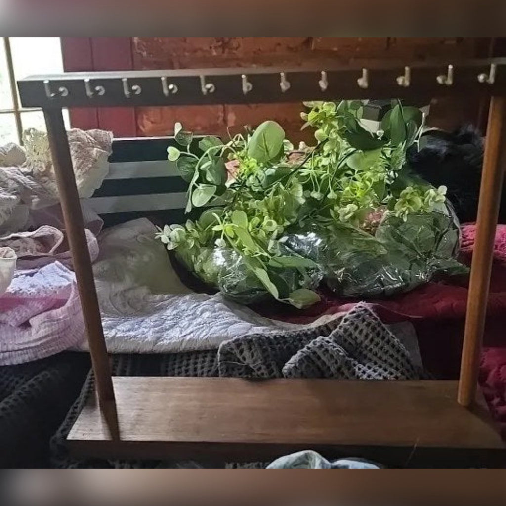 Foto di un cliente: il porta collane in legno montato, con i suoi 12 ganci