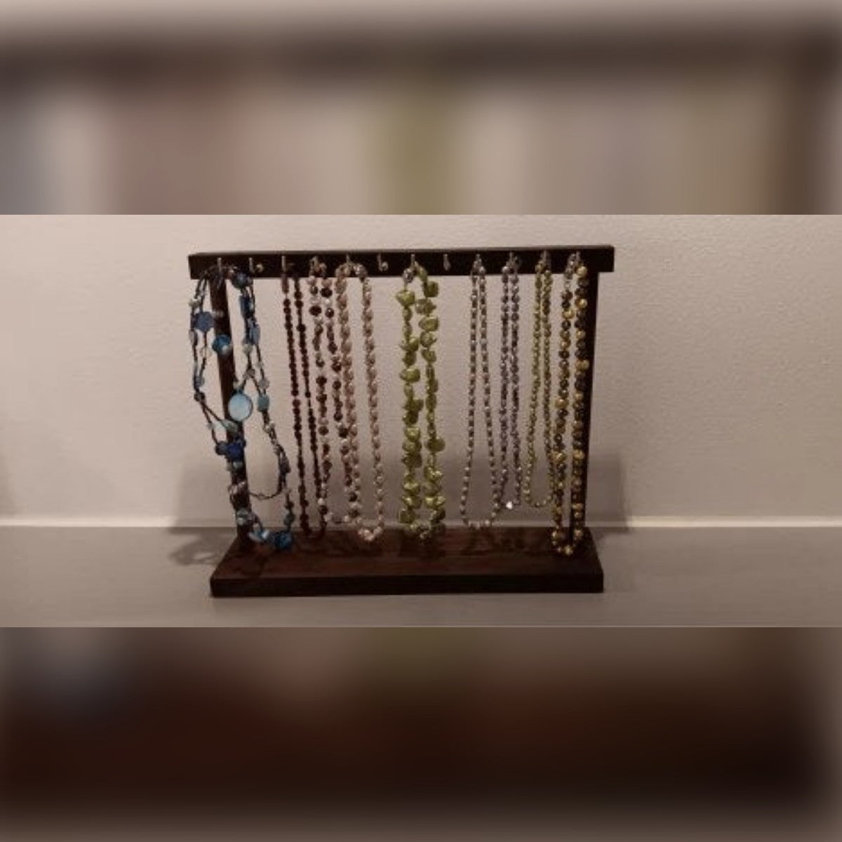 Foto di un cliente: il porta collane pieno di collane di perline