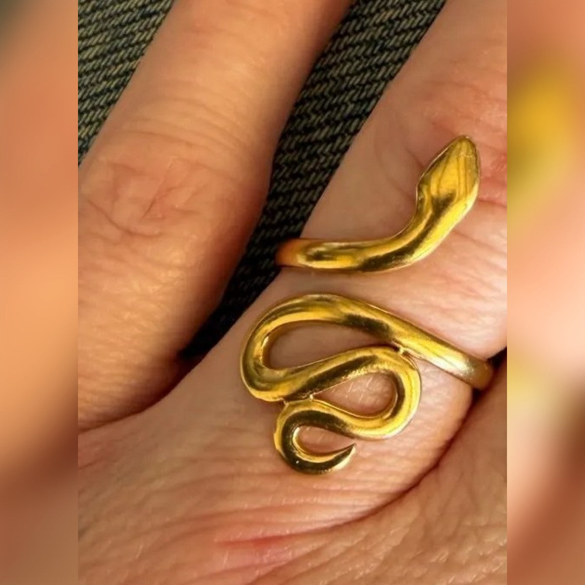Foto di un cliente: anello serpente color oro al dito
