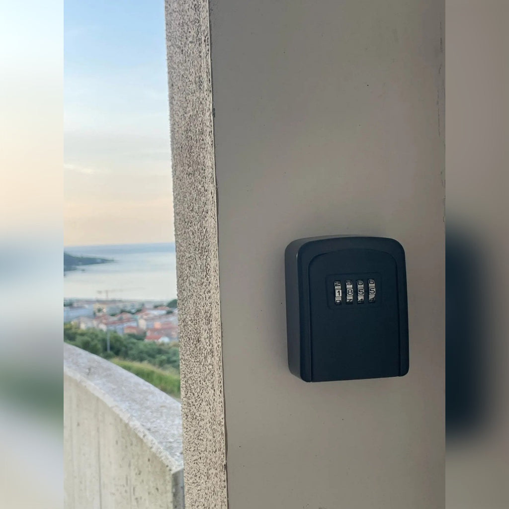 Foto di un cliente: key box nera con combinazione a 4 cifre fissata a un muro esterno