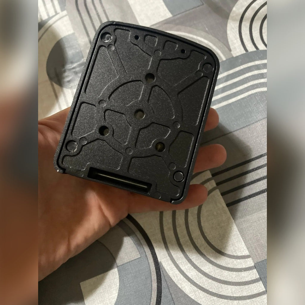 Foto di un cliente: il retro della key box con i fori per le viti