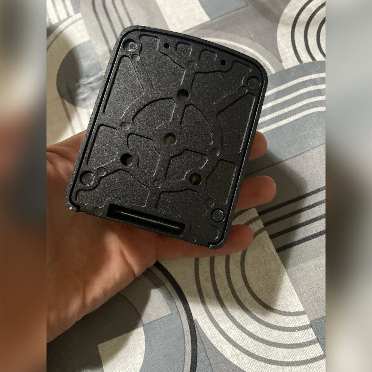 Foto di un cliente: il retro della key box con i fori per le viti