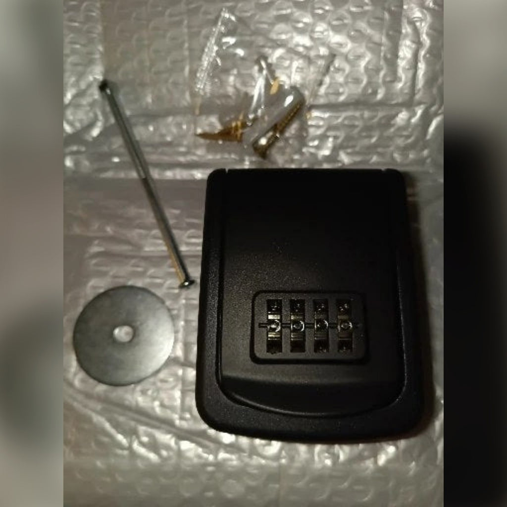 Foto di un cliente: key box nera con viti, tasselli, bullone lungo e rondella