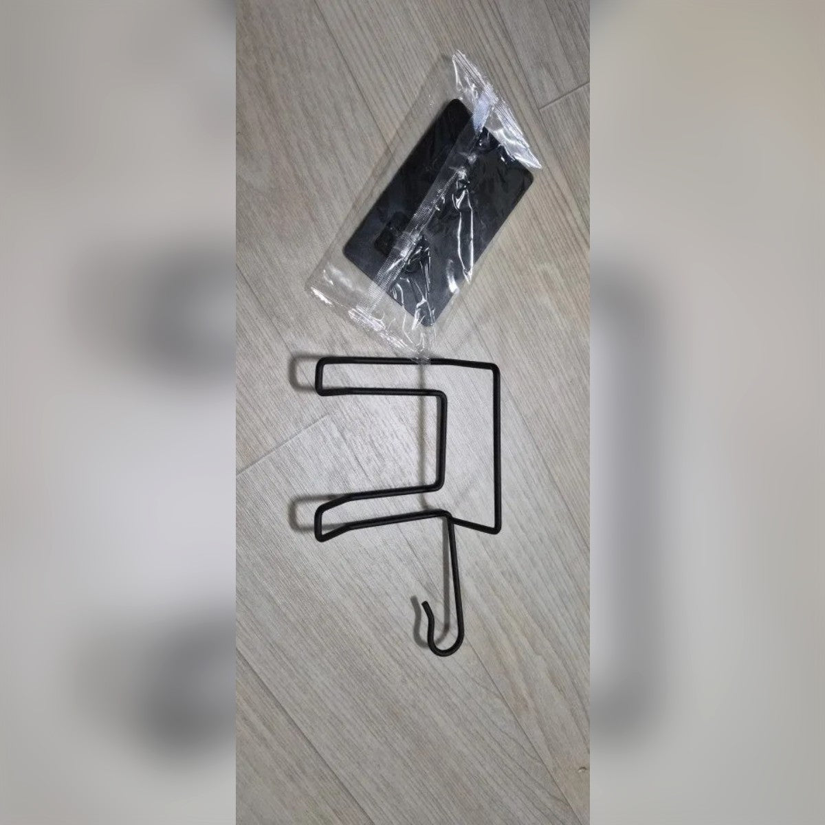 Foto di un cliente: il supporto in filo nero e la piastra adesiva ancora nella busta