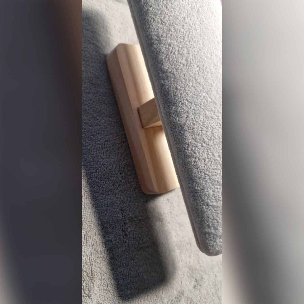Foto di un cliente: il porta bracciali grigio visto di lato, con la base in legno