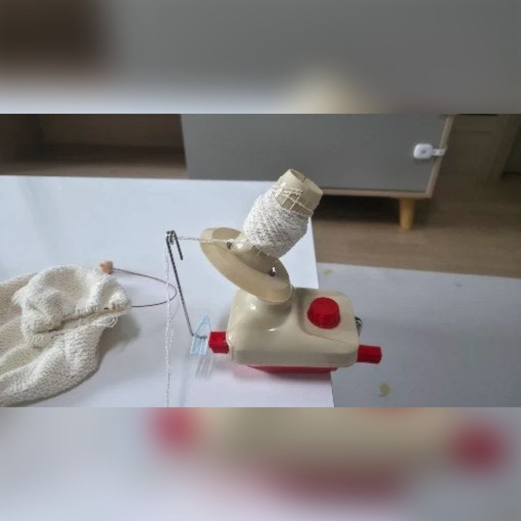 Foto di un cliente: il gomitolatore avvolge un filato bianco sul fuso
