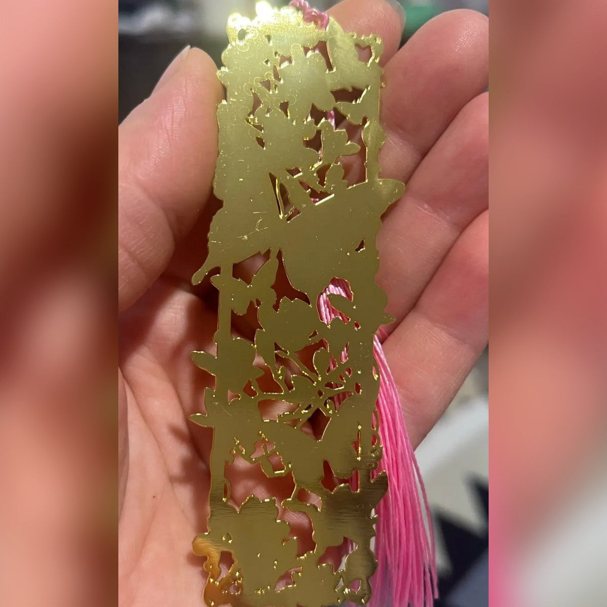 Il retro del segnalibro: metallo color oro senza colori (foto di un cliente)