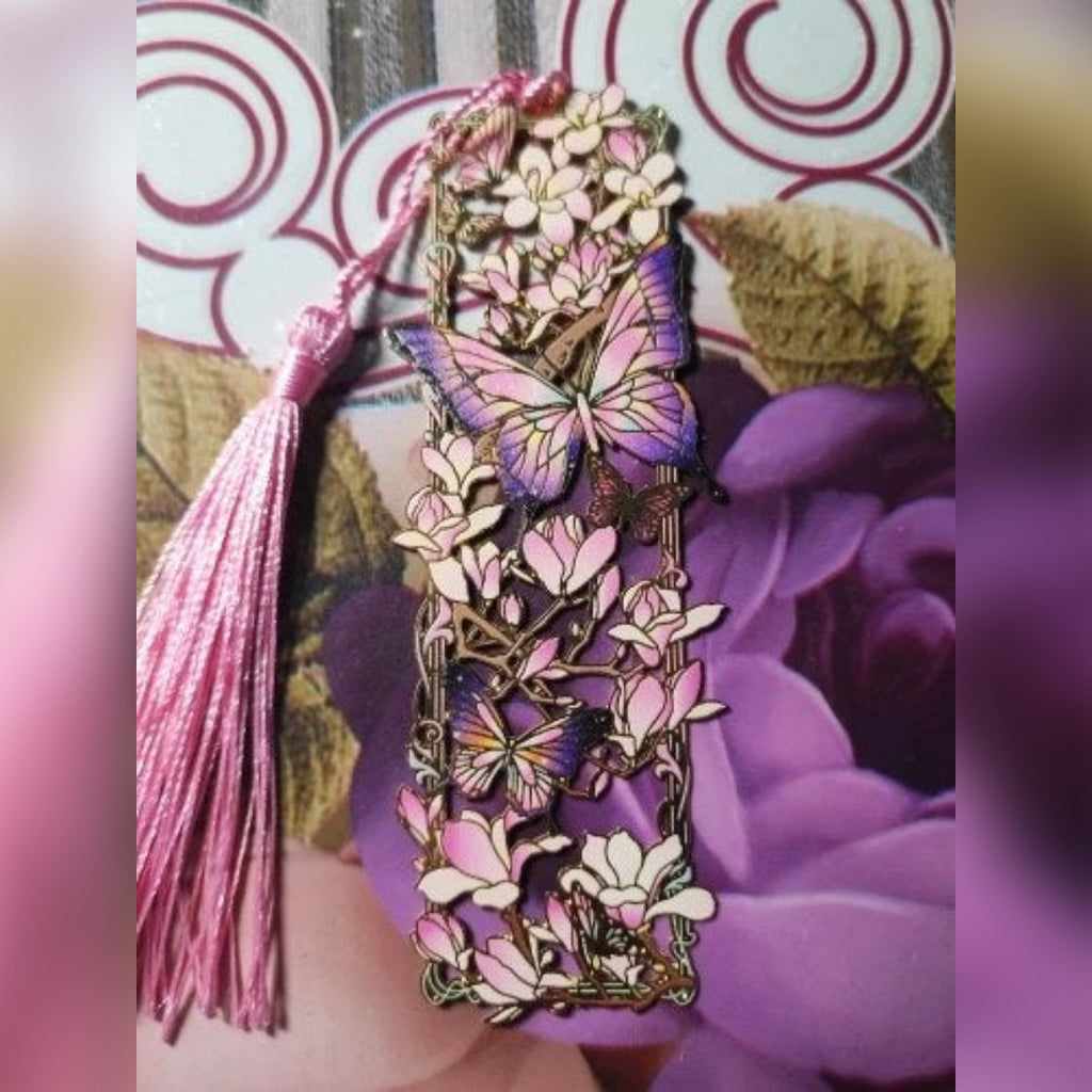 Foto di un cliente: le magnolie e le farfalle del segnalibro in primo piano