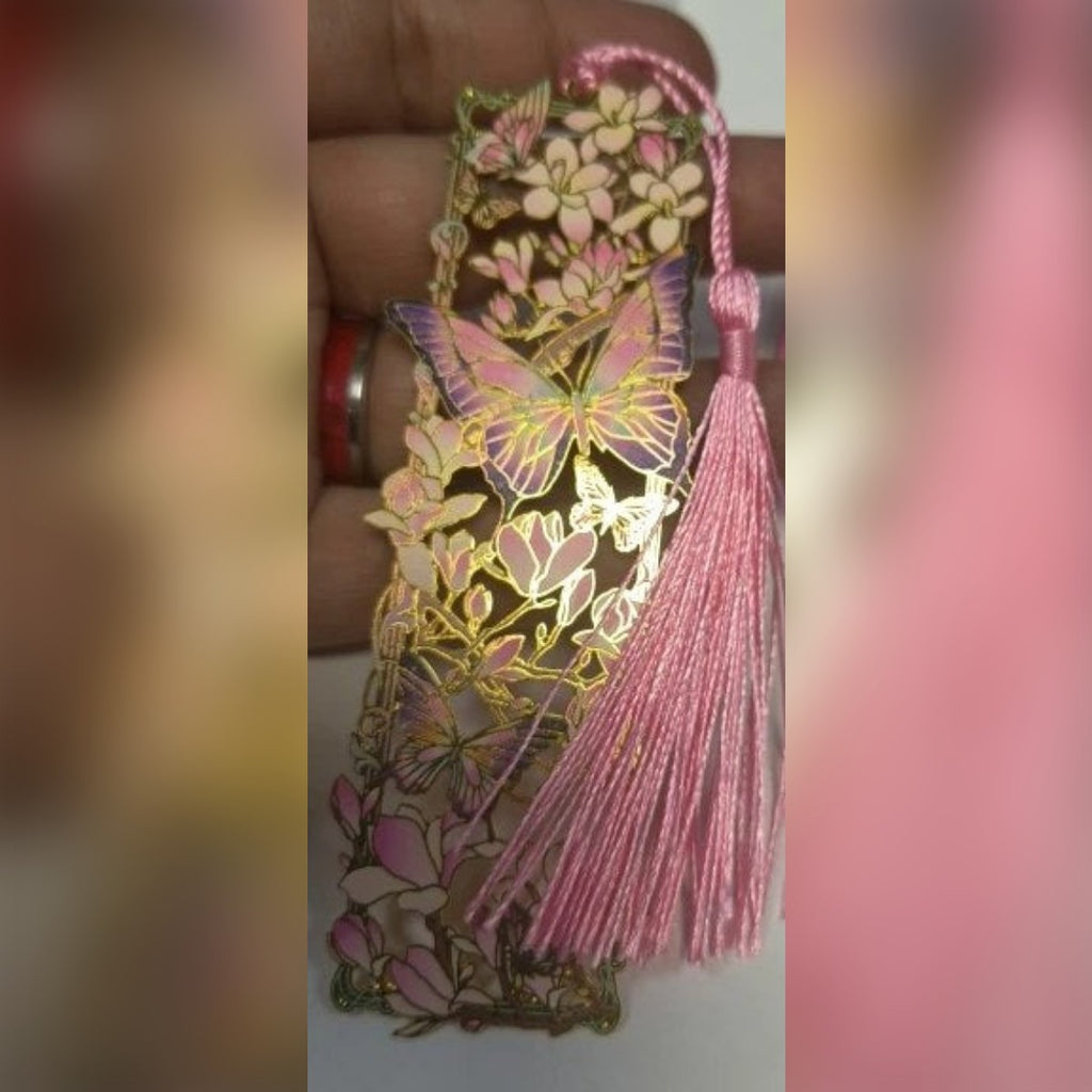 Foto di un cliente: il segnalibro e la nappina rosa in mano