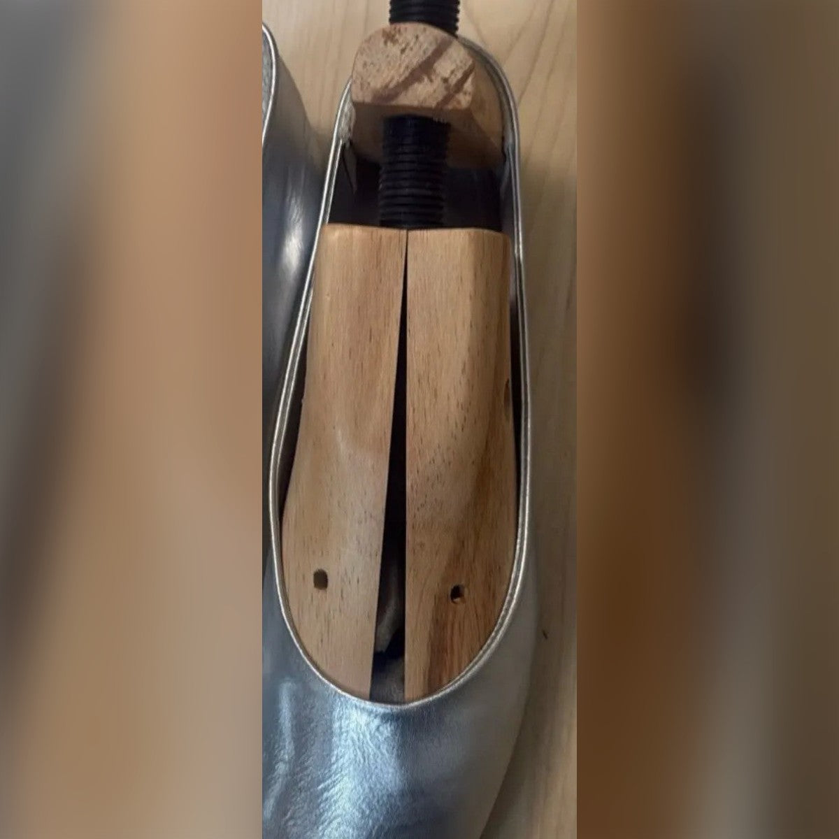 Foto di una cliente: allarga scarpe taglia M inserito in una ballerina argento, con la punta divisa in due