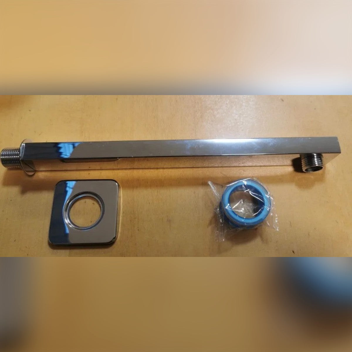 Foto di un cliente: braccio doccia quadrato color argento da 30 cm con rosone quadrato e rotolo di nastro per filettature