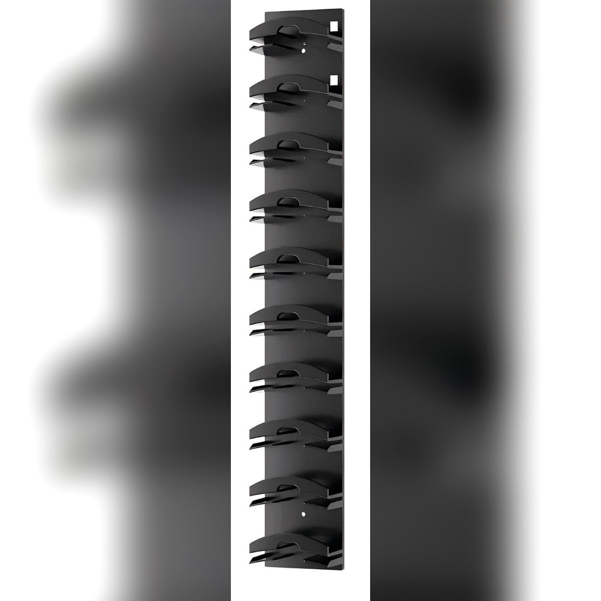 Porta cappelli da parete nero visto di lato: una striscia verticale con 10 ganci curvi per i cappellini