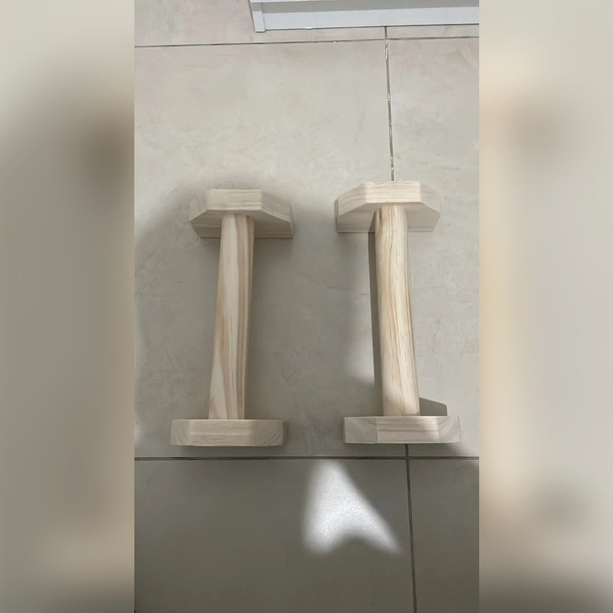 Foto di un cliente: una coppia di parallette in legno sul pavimento, vista dall'alto – nella foto la versione da 30 cm