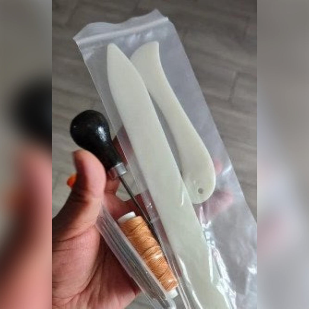 Foto di un cliente: il kit rilegatura nella sua bustina, tenuto in mano