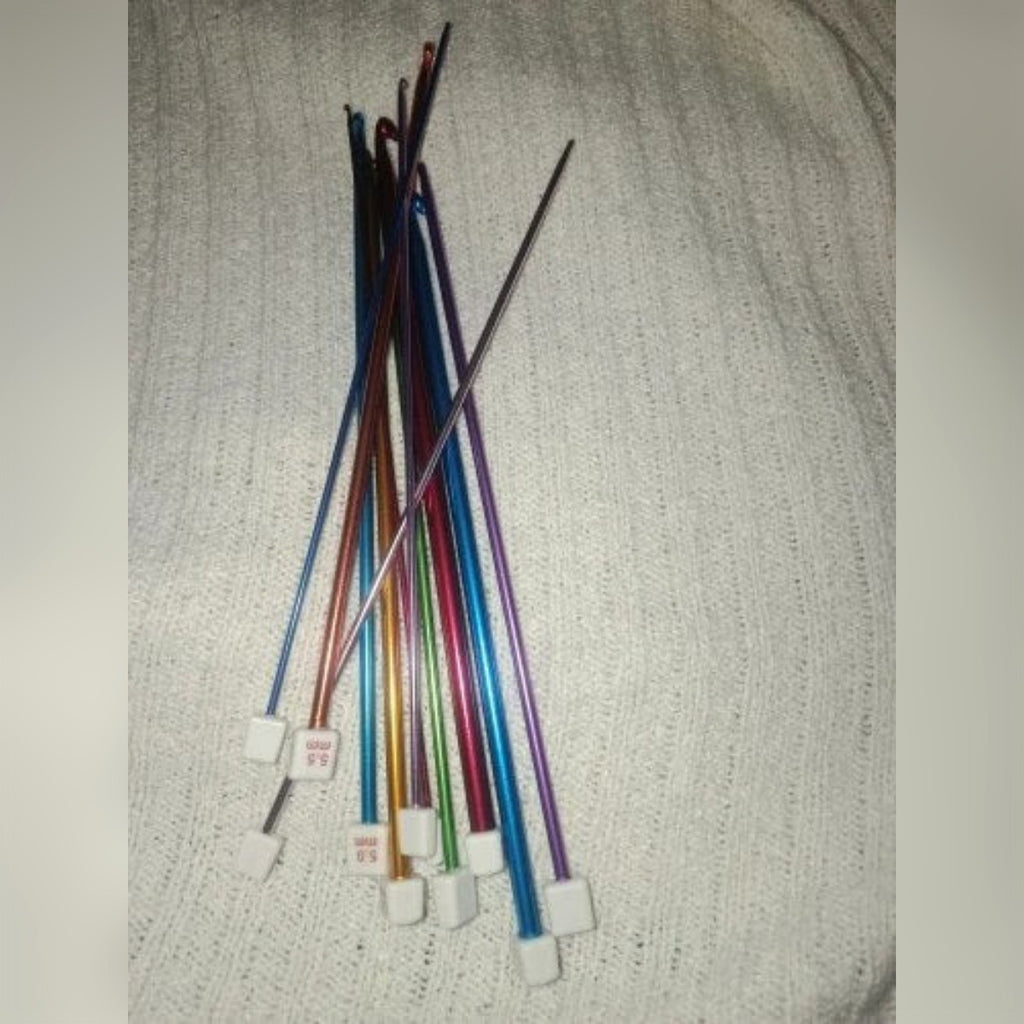Foto di un cliente: il set completo su un tessuto a maglia chiaro, con i fermi bianchi in basso