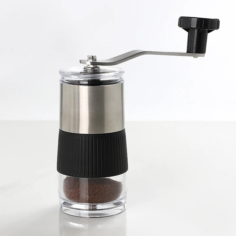Macinacaffè manuale con il caffè macinato nel contenitore trasparente