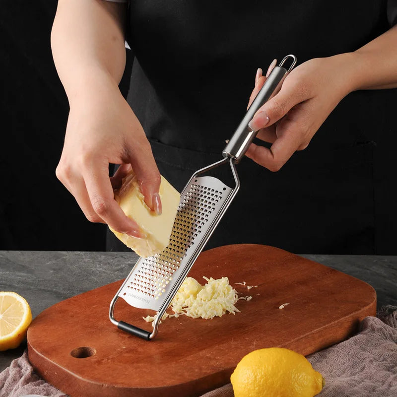 La grattugia per limone usata per grattugiare finemente il formaggio