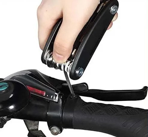 Il multitool in uso sul manubrio di una bici