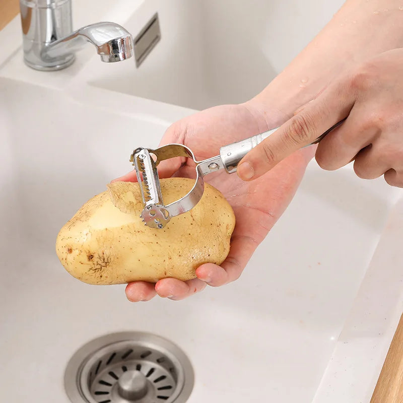 Il pelapatate julienne mentre pela una patata