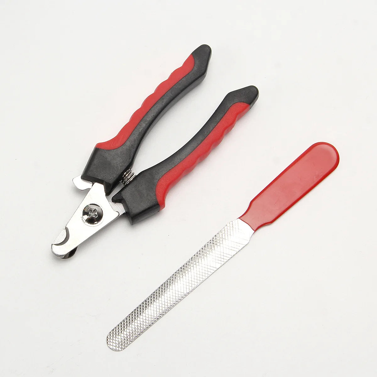 Tagliaunghie e lima con manico rosso su sfondo chiaro