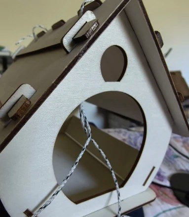 Foto di un acquirente: la casetta montata, con una corda passata attraverso il tetto