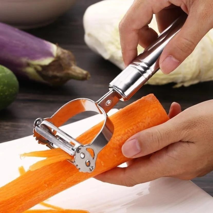 Il pelapatate julienne mentre pela una carota