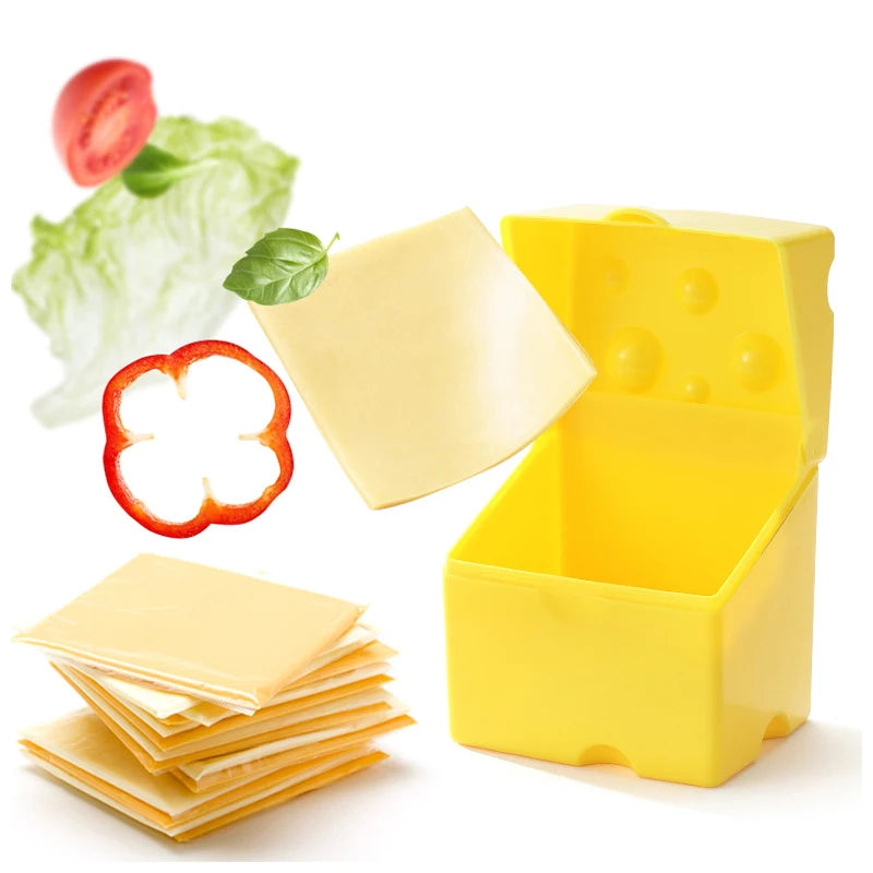 Il porta formaggio giallo aperto con alcune fette di formaggio accanto