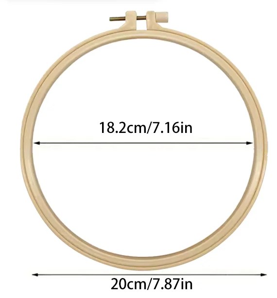 Il telaio da ricamo: Ø 20 cm all'esterno e 18,2 cm all'interno