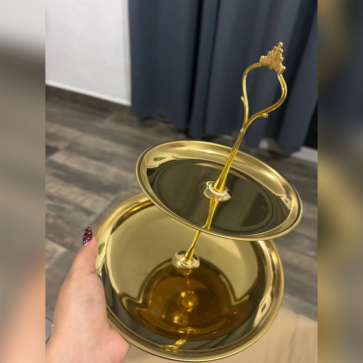 Foto di un acquirente: l'alzatina a 2 piani color oro tenuta in mano