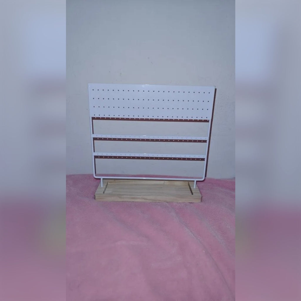Foto di un acquirente: l'espositore bianco montato, con il vassoio in legno