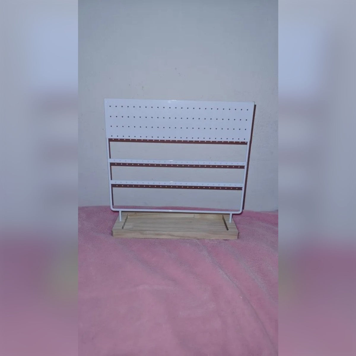 Foto di un acquirente: l'espositore bianco montato, con il vassoio in legno