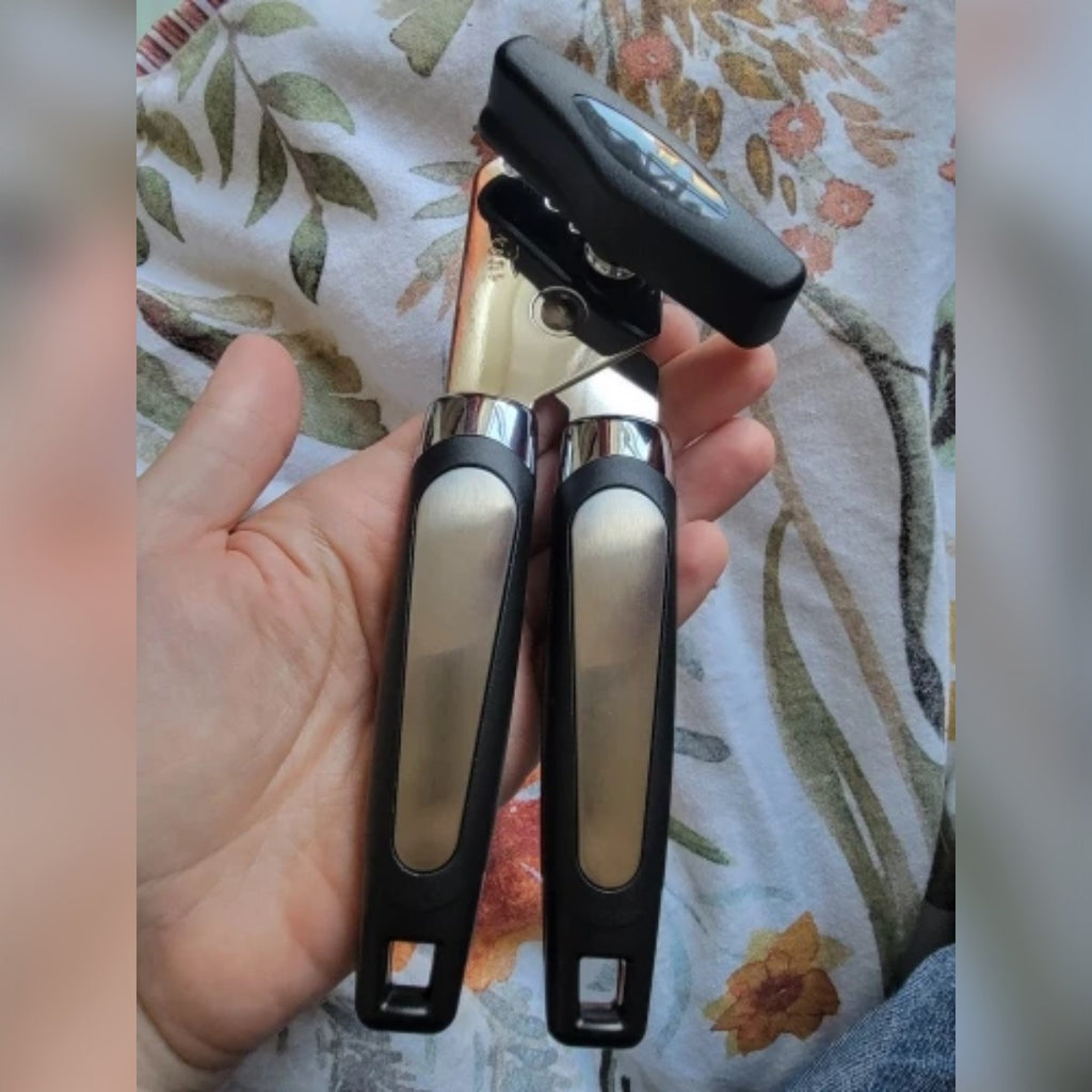 Foto di un acquirente: l'apriscatole con manopola tenuto in mano