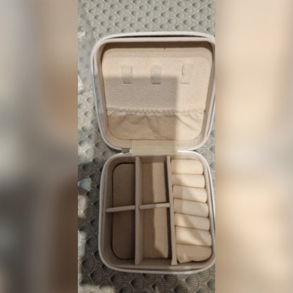 Foto di un acquirente: l'interno del portagioie bianco aperto visto dall'alto