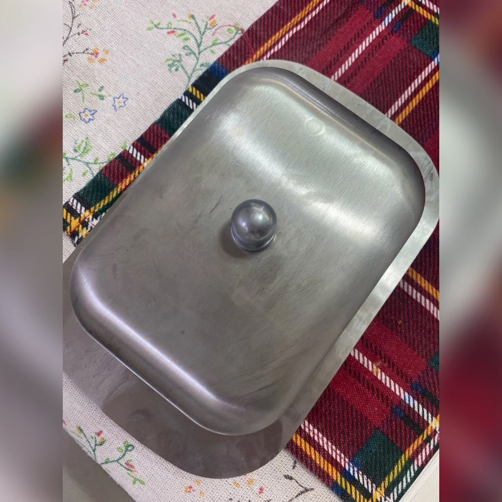 Foto di un acquirente: il porta burro in acciaio inox chiuso su una tovaglia a quadri