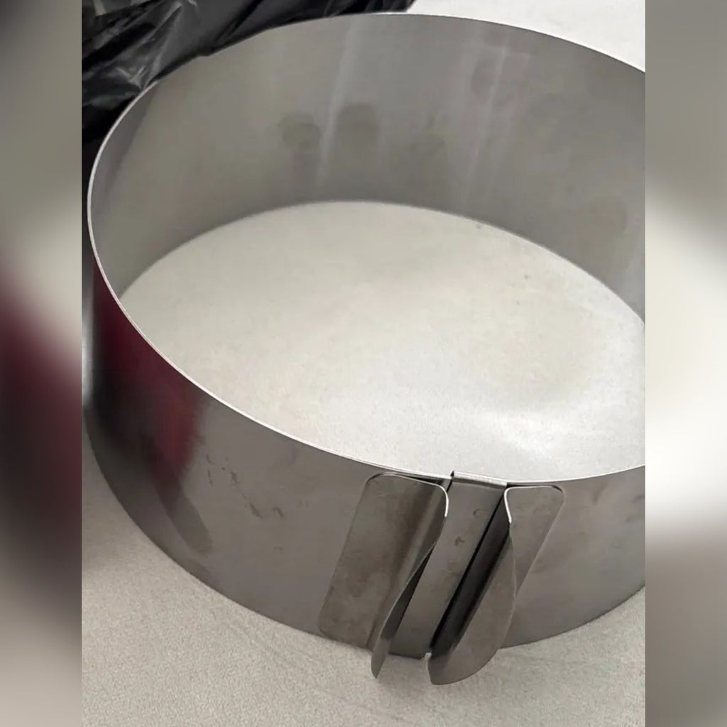 Foto di un acquirente: l'anello per torte da vicino con la giunzione, il fermaglio e le due prese