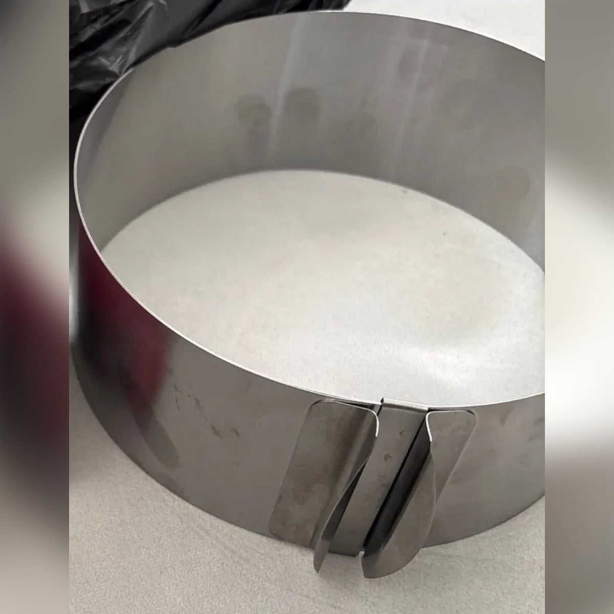 Foto di un acquirente: l'anello per torte da vicino con la giunzione, il fermaglio e le due prese